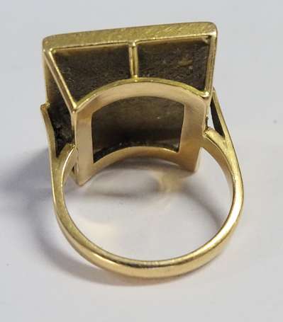 Bague moderniste en or jaune 18K (750°/00) montée 