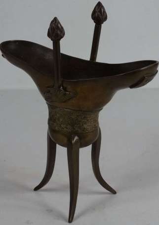 CHINE - Vase Jue en bronze décor de frise de 