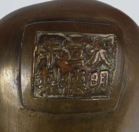 CHINE - Vase Jue en bronze décor de frise de 