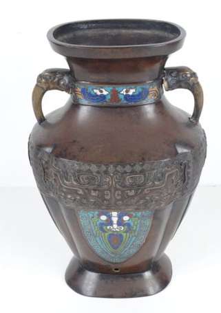 Vase balustre quadrilobe En bronze appliqué de 