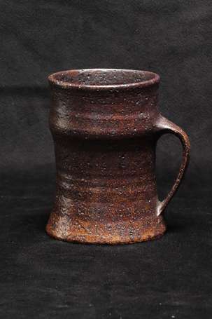 Mug en grès. Signé Le Méter. H. 13 cm