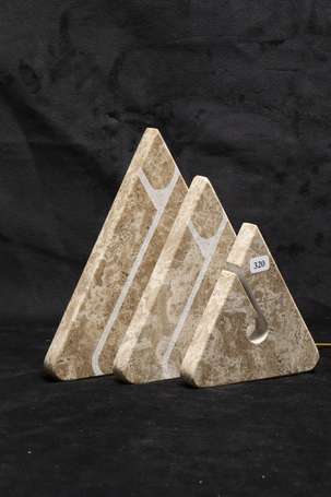 Lampe triangulaire en marbre. Fin du XXè siècle. H