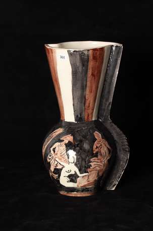 Vase en céramique à décor de personnages. Signé MP