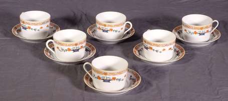 Six tasses et sous tasses, el porcelaine, décor 