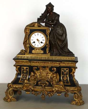 Pendule en bronze doré et marbre noir, le cadran 