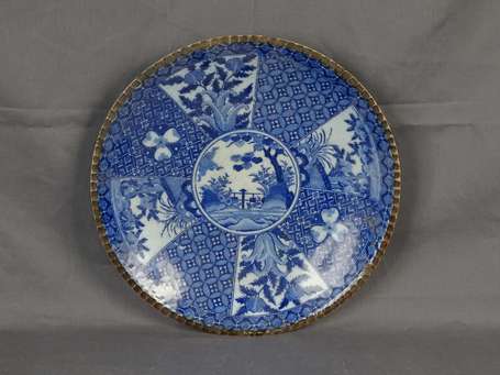 Japon - Plat creux en porcelaine, décor camaïeu 