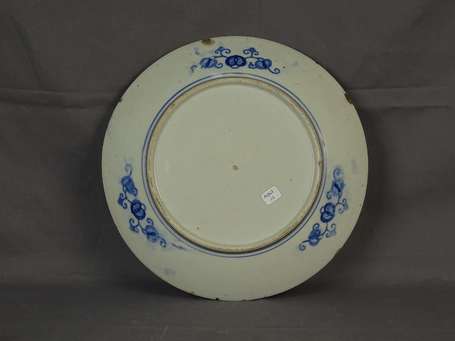 Japon - Plat creux en porcelaine, décor camaïeu 