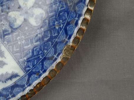 Japon - Plat creux en porcelaine, décor camaïeu 
