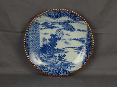 Japon - Plat creux en porcelaine, décor camaïeu 