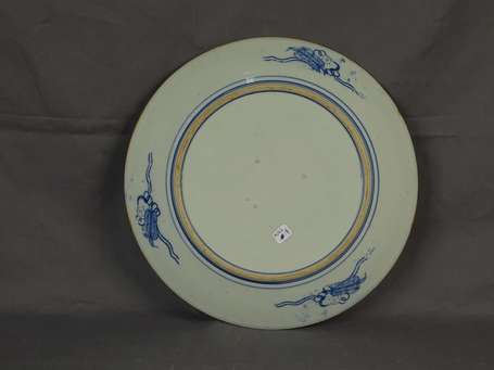 Japon - Plat creux en porcelaine, décor camaïeu 