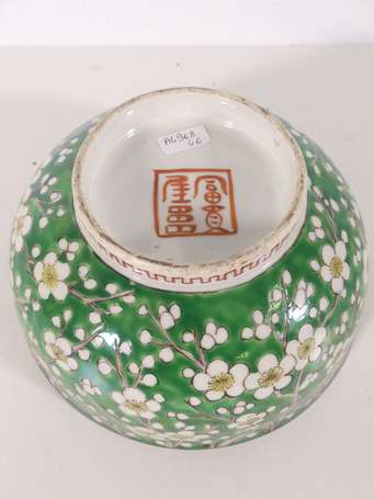 CHINE - Bol en porcelaine à décor polychrome de 