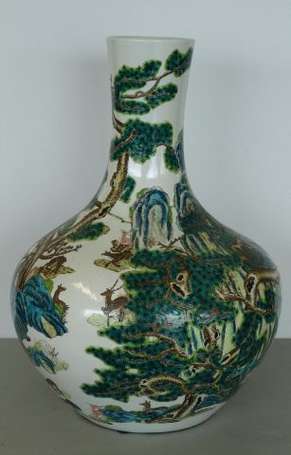 Vase de forme tianqiupingen porcelaine décor aux 