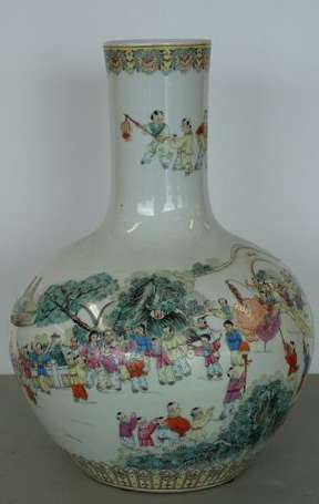 Vase en porcelaine décor en émaux polychrome de 