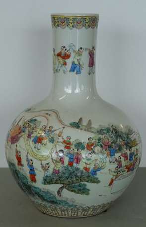 Vase en porcelaine décor en émaux polychrome de 
