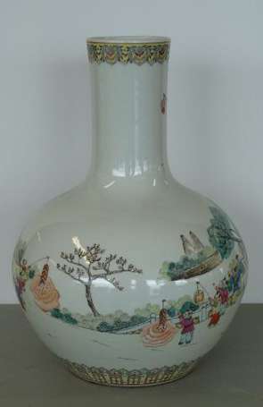 Vase en porcelaine décor en émaux polychrome de 