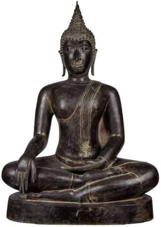 Budha Maravijava assis en vajrasana sur un socle oblongue, la main droite en bumishhparshamudra touchant