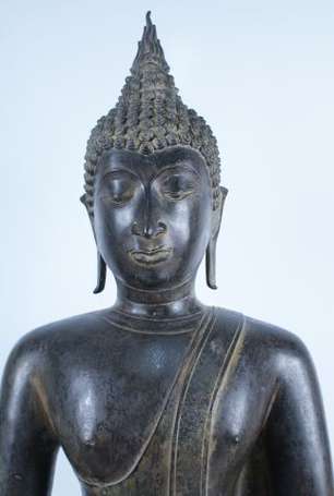 Budha Maravijava assis en vajrasana sur un socle 