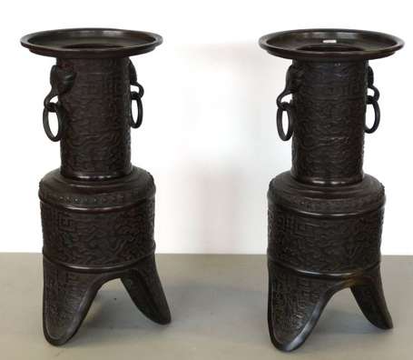 Paire d'urnes en bronze décor de frise de grecques