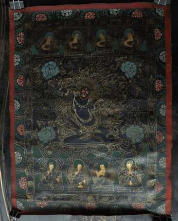 Tangka Vajrapani, il est figurée en doré sur fond 