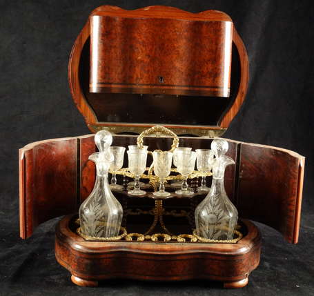 Cave à liqueur en loupe avec 7 verres et 2 carafes