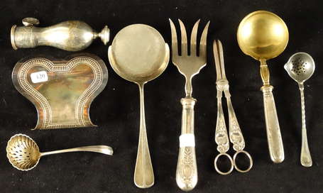 Lot de diverses pièces de service en métal argenté