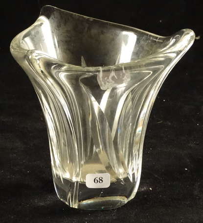 Petit vase en cristal taillé. Daum France vers 