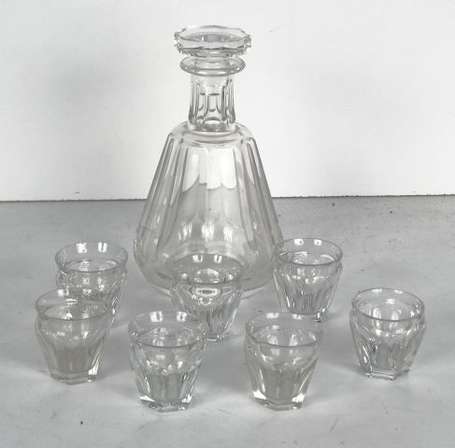 BACCARAT. Carafe et son bouchon et sept verres en 