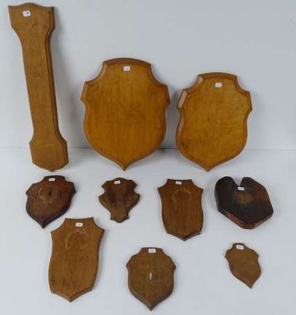 Lot de 10 écussons en bois pour trophées.