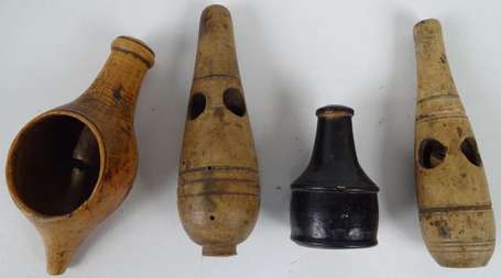 Lot de 4 appeaux de chasse anciens en bois.