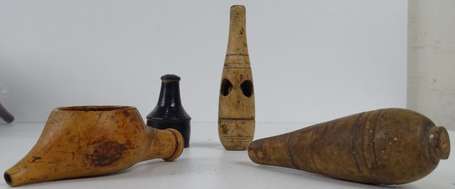 Lot de 4 appeaux de chasse anciens en bois.