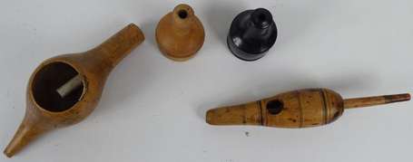 Lot de 4 appeaux de chasse anciens en bois.