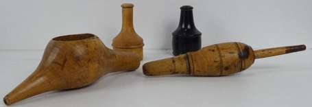 Lot de 4 appeaux de chasse anciens en bois.