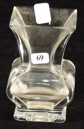 Petit vase en cristal taillé. Ht: 11 cm