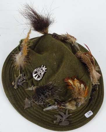 Chapeau de chasse avec 8 broches plumets décor 