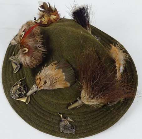 Chapeau de chasse avec 8 broches plumets décor 