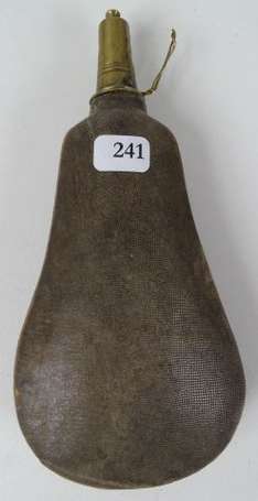 Poire à poudre pour fusil  en galuchat sur bois . 