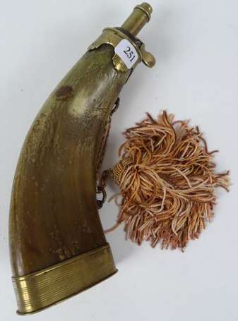 Poire à poudre pour fusil en laiton et corne 