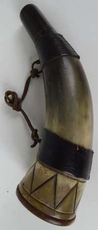 Poire à poudre artisanale pour fusil en corne, 