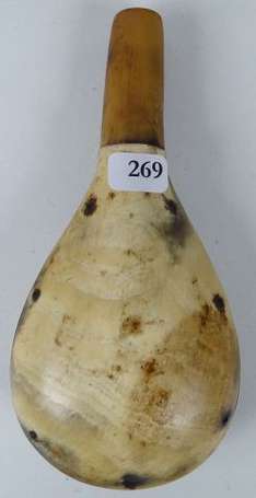 Poire à poudre pour fusil en corne de forme 