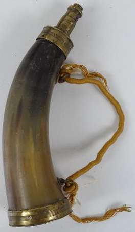 Poire à poudre pour fusil en laiton et corne de 