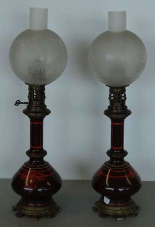 Paire de lampes à pétrole en porcelaine bordeaux 