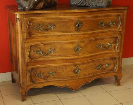 Commode en bois fruitier, la face galbée ouvre à 