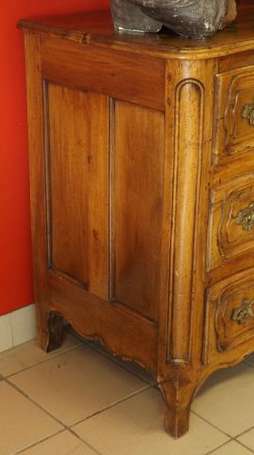 Commode en bois fruitier, la face galbée ouvre à 