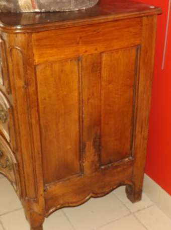 Commode en bois fruitier, la face galbée ouvre à 