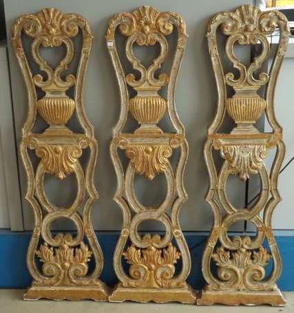 Trois montants balustre plat en bois patiné et 