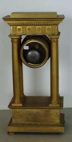 Pendule portique en bronze doré, le bandeau à 