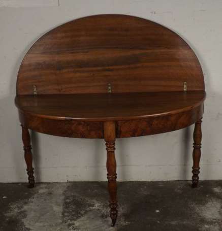 Table demi-lune à ceinture en noyer, elle repose 