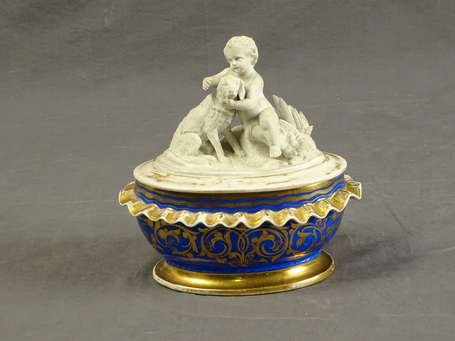 Bonbonnière en porcelaine bleu de four à décor de 