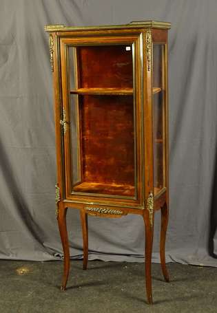 Vitrine en bois de placage, elle ouvre par une 