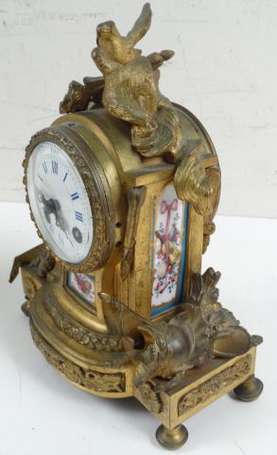 Pendule borne de style Louis XVI en bronze doré et